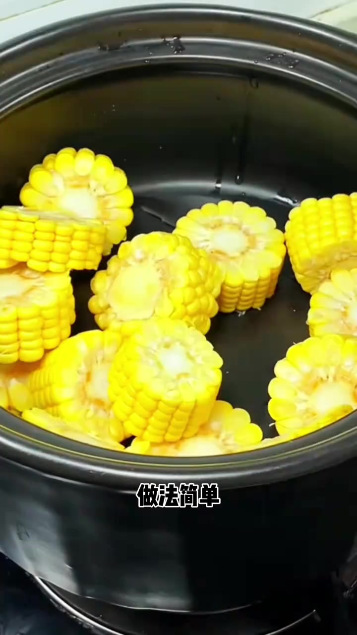 天冷流行广式煲汤，在家下厨来一锅玉米排骨汤