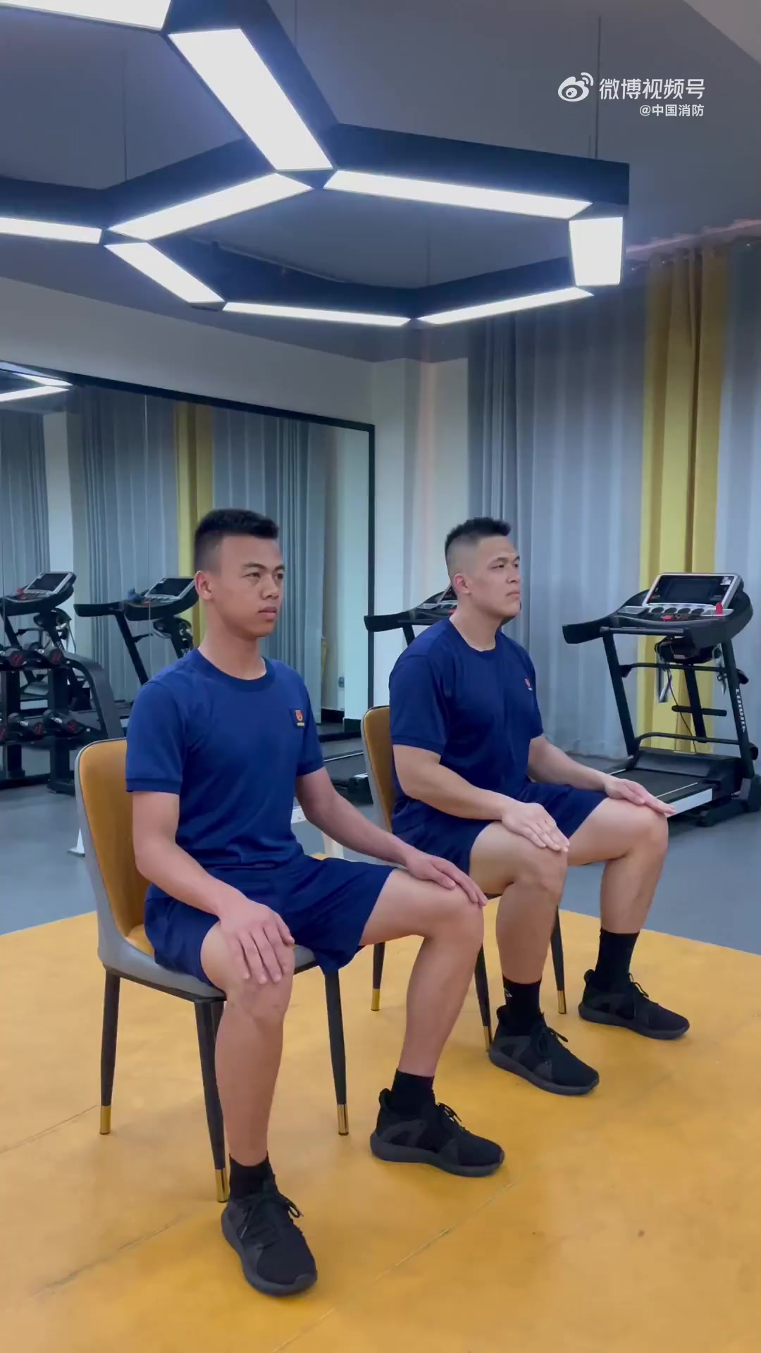 「久坐党速看！7个动作告别疲劳解锁轻松体态」久坐腰酸背痛？身体僵硬疲劳？“救星”来啦！跟练