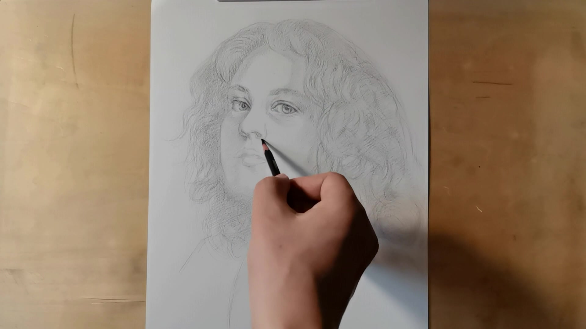 卷发飘飘外国女子素描头像