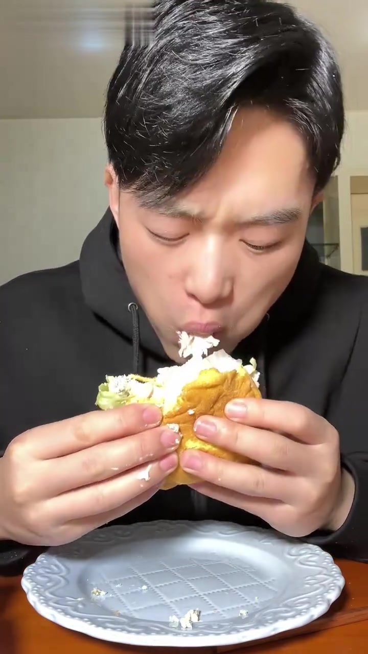 健身博主点汉堡鸡排不能吃吃了一口竟……