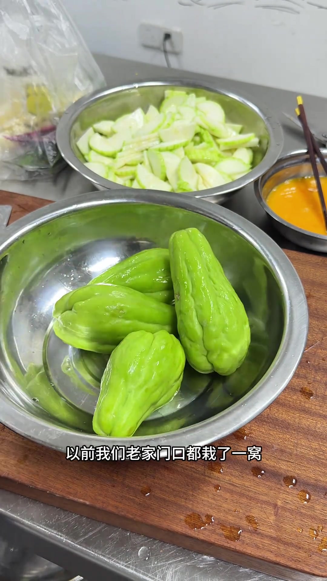 今天是香辣鱿鱼和耗儿鱼的组合。突然想吃鱼了，有什么有特色的做法推荐给我