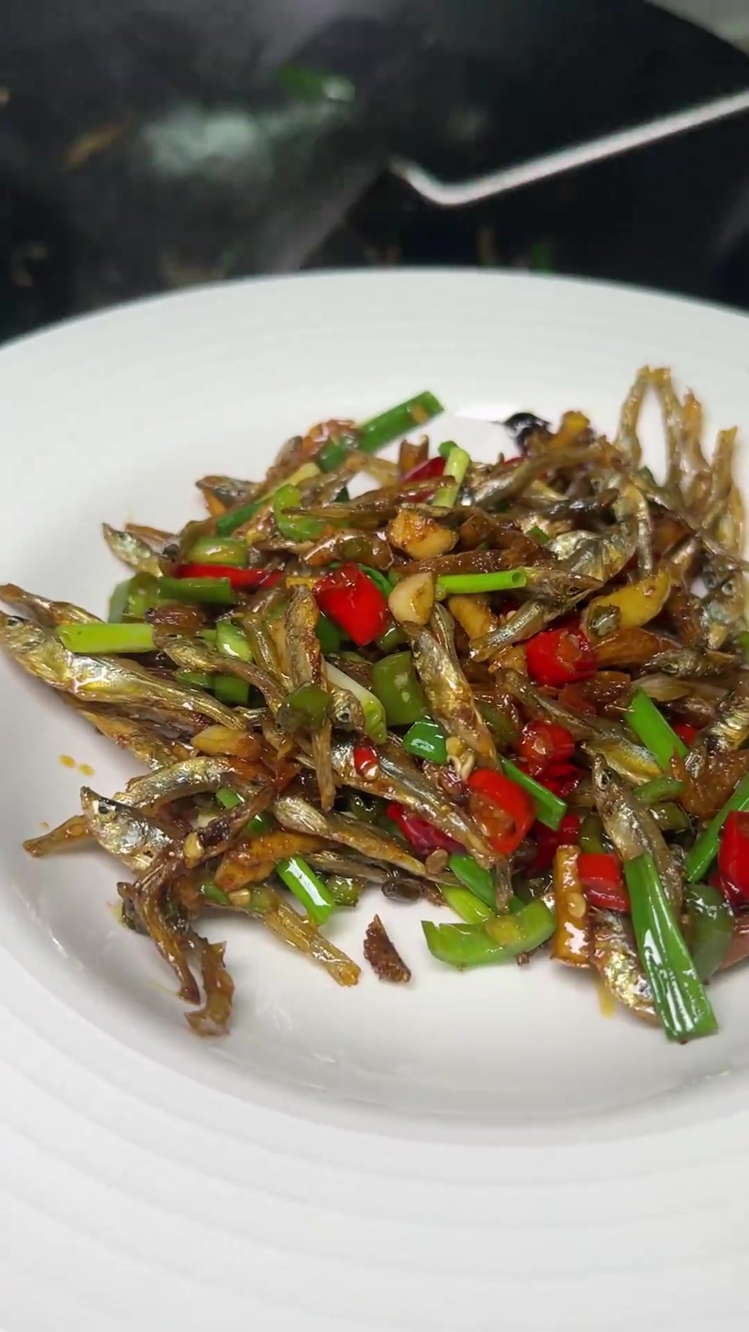 炒糖醋小鱼虾超下饭，我和爸爸抢着吃！