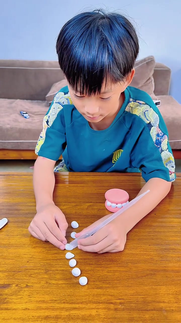 明天同学过生日，做个彩泥生日蛋糕送同学，自己手工做的比较有意义！