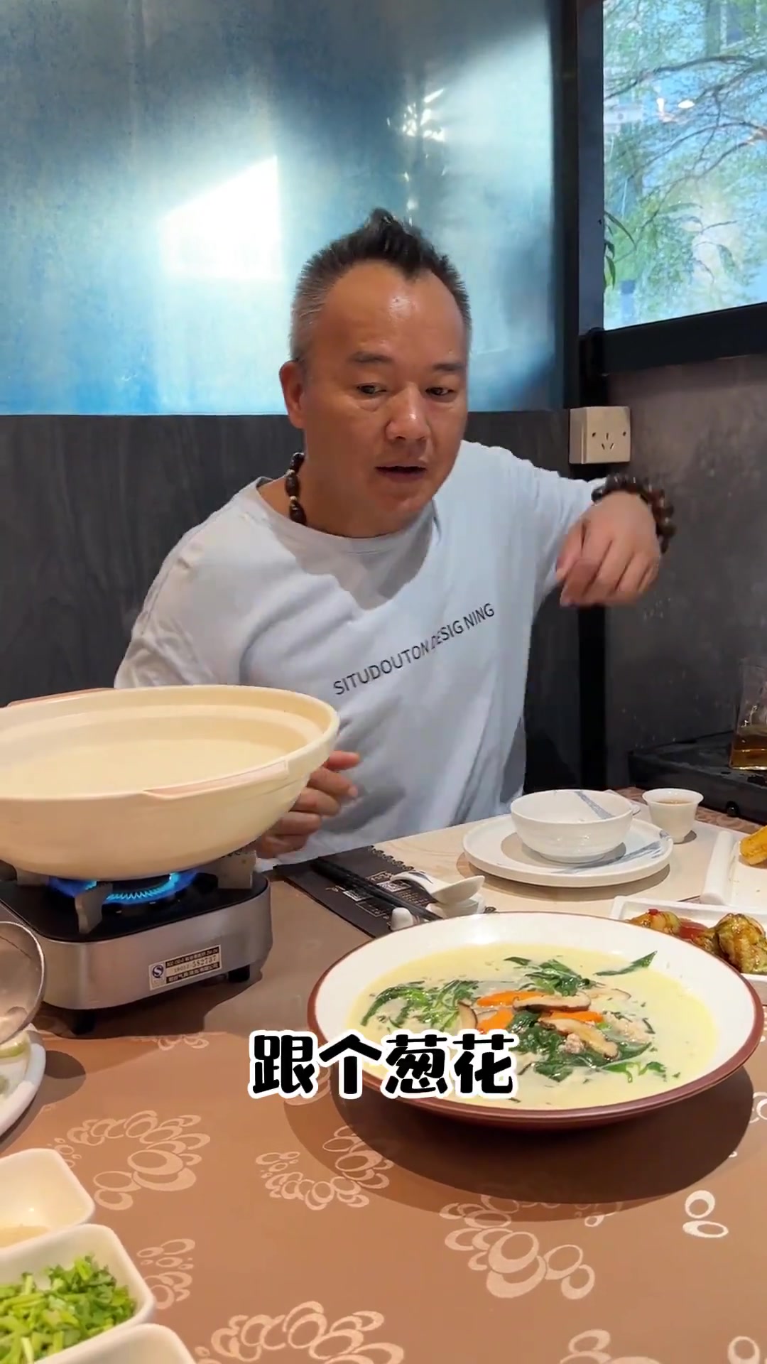 喜欢吃鲫鱼的鲜甜吗?担心鲫鱼骨刺多吗?来一份无骨鲫鱼粥怎么样