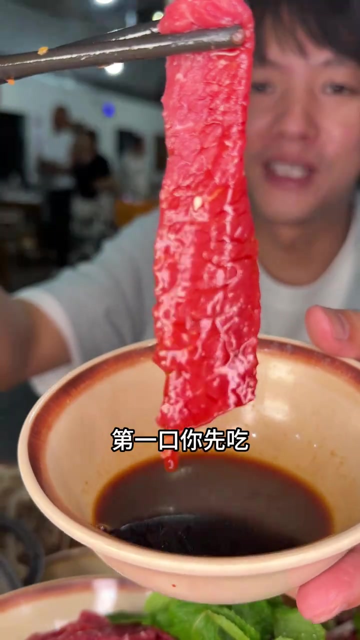 贵州的美食到底藏得有多深，新鲜的牛肉搭配由辣椒面加折耳根组合的蘸料简直太香了