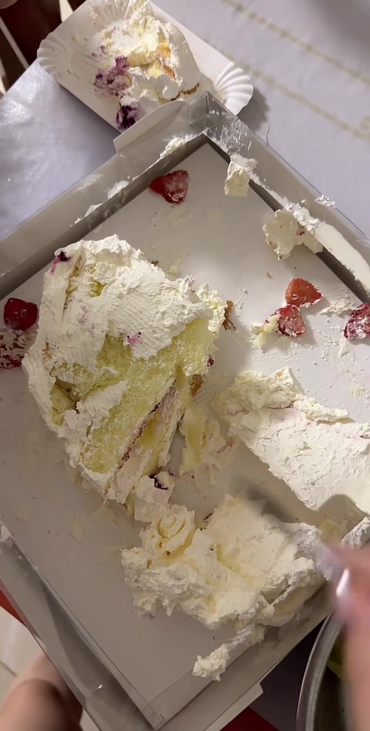 生日蛋糕连吃三天快乐长胖你还不冲？