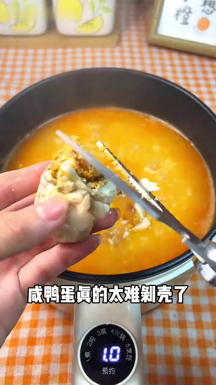 打工人下班如何快速吃上咸鸭蛋鲜虾粥