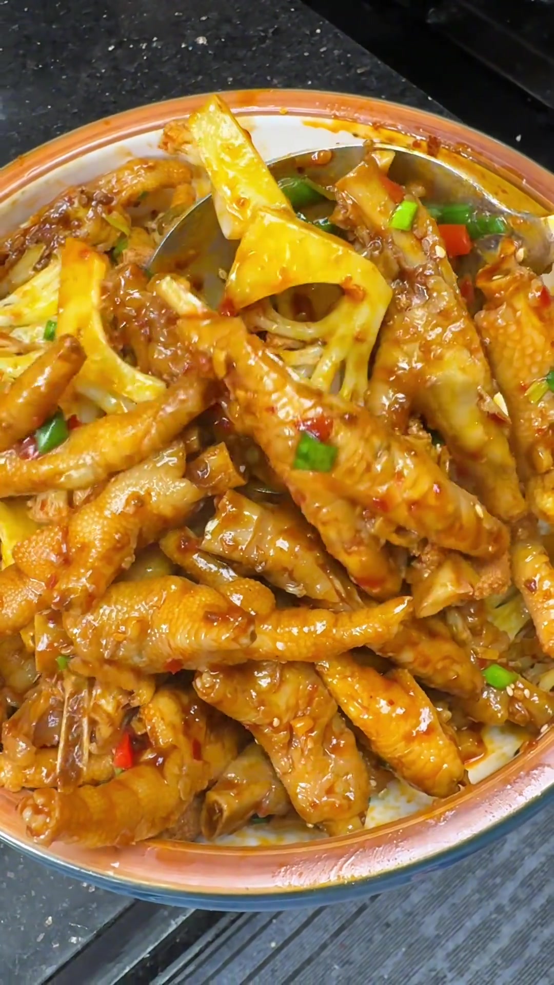 干锅花菜配鸡爪，味道浓郁，大人小孩都爱