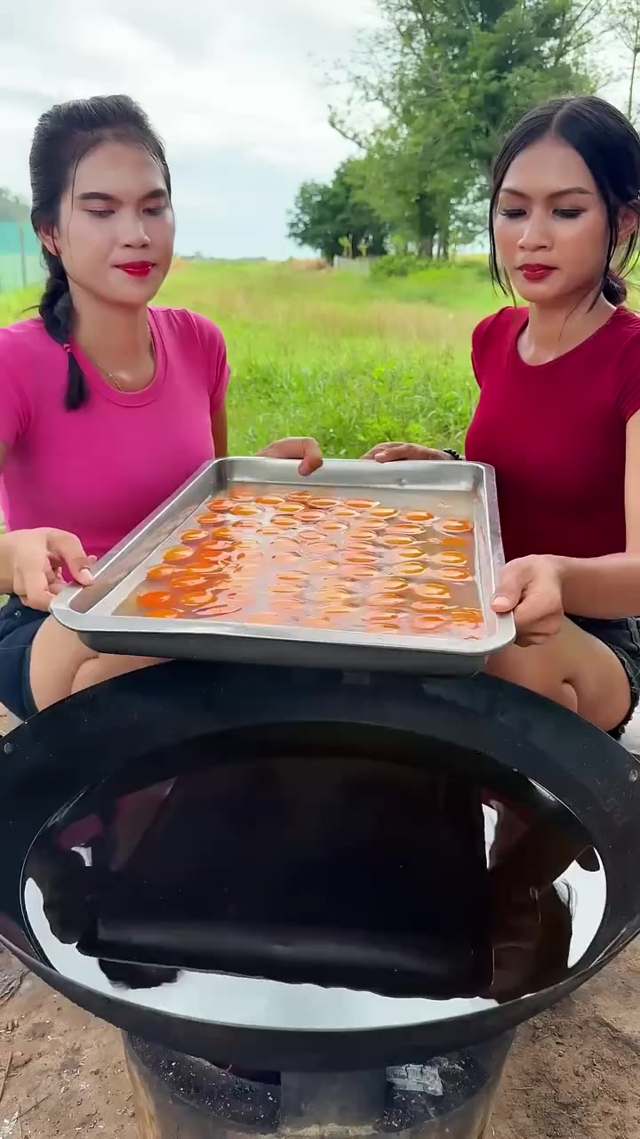 妹子炸鸡蛋花做黄金蛋炒饭边吃炒面边喝8+1