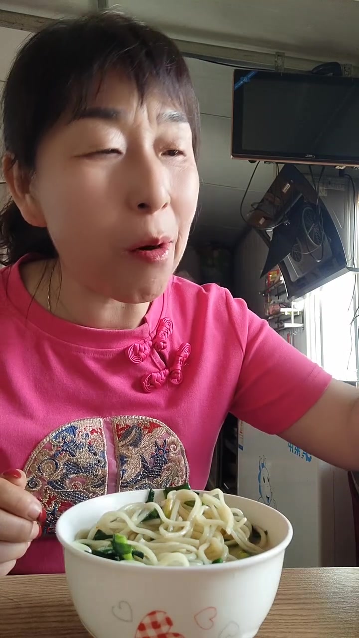 简单一碗青菜面和萝卜