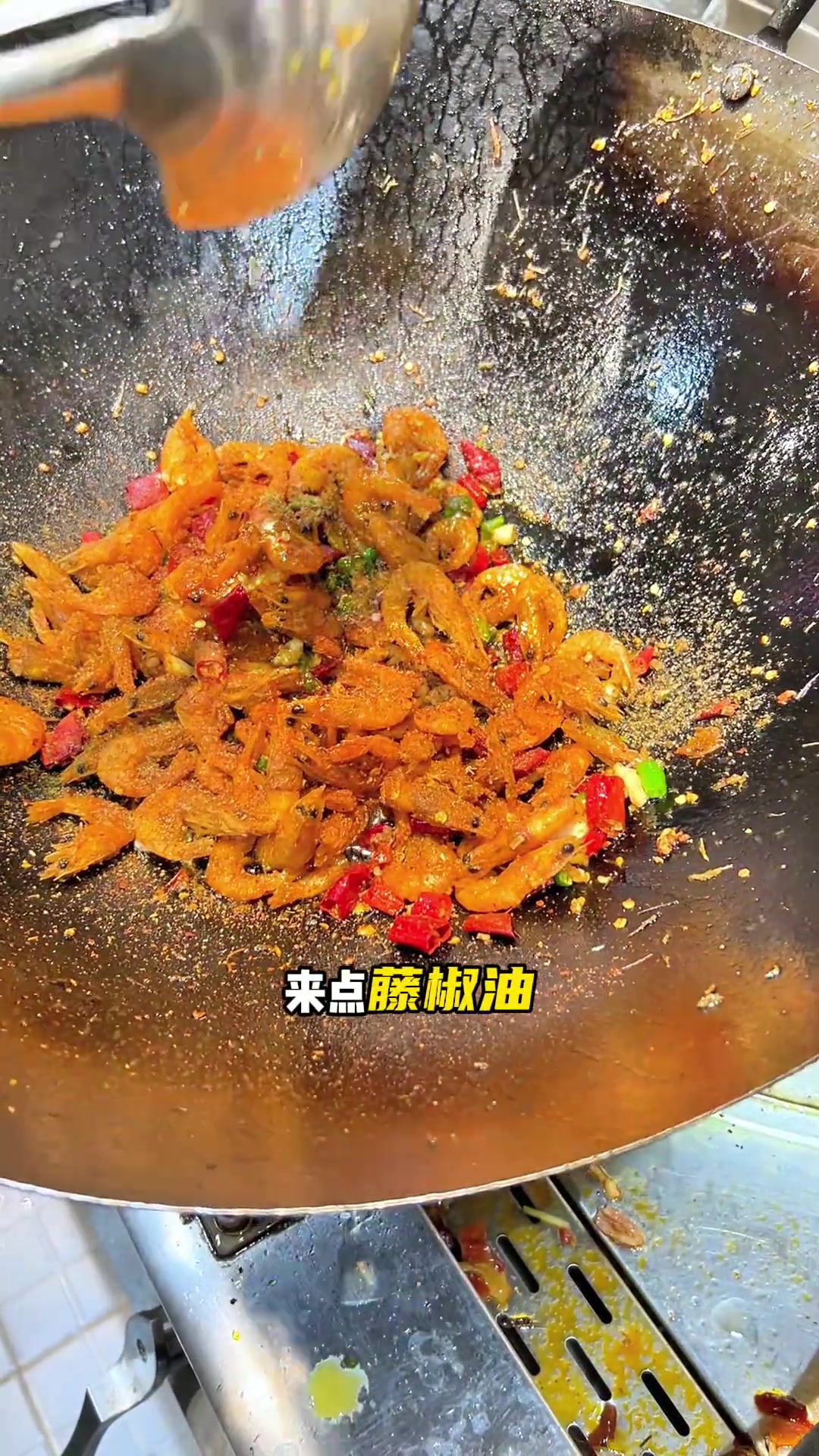 捞点河里的小虾米,这样炒香辣小河虾超香