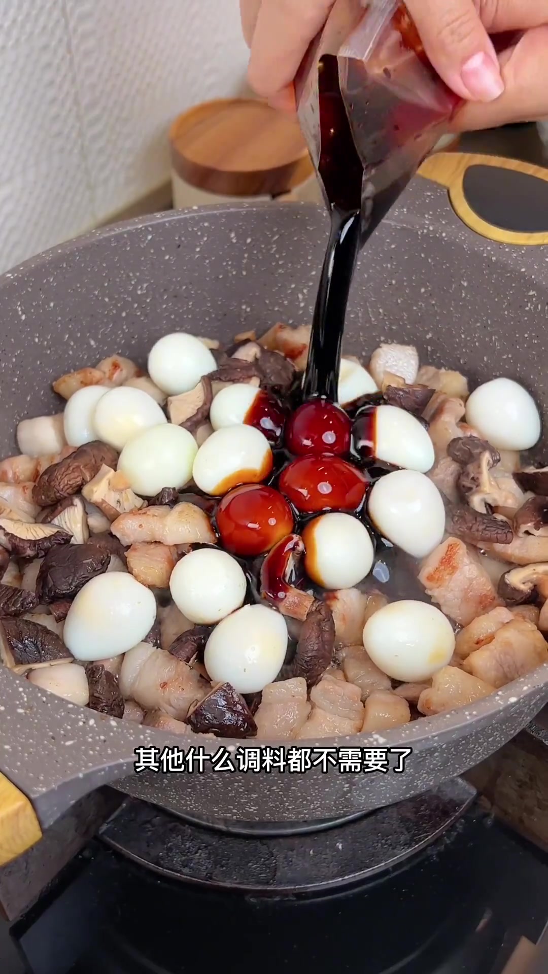 鹌鹑蛋卤肉的做法