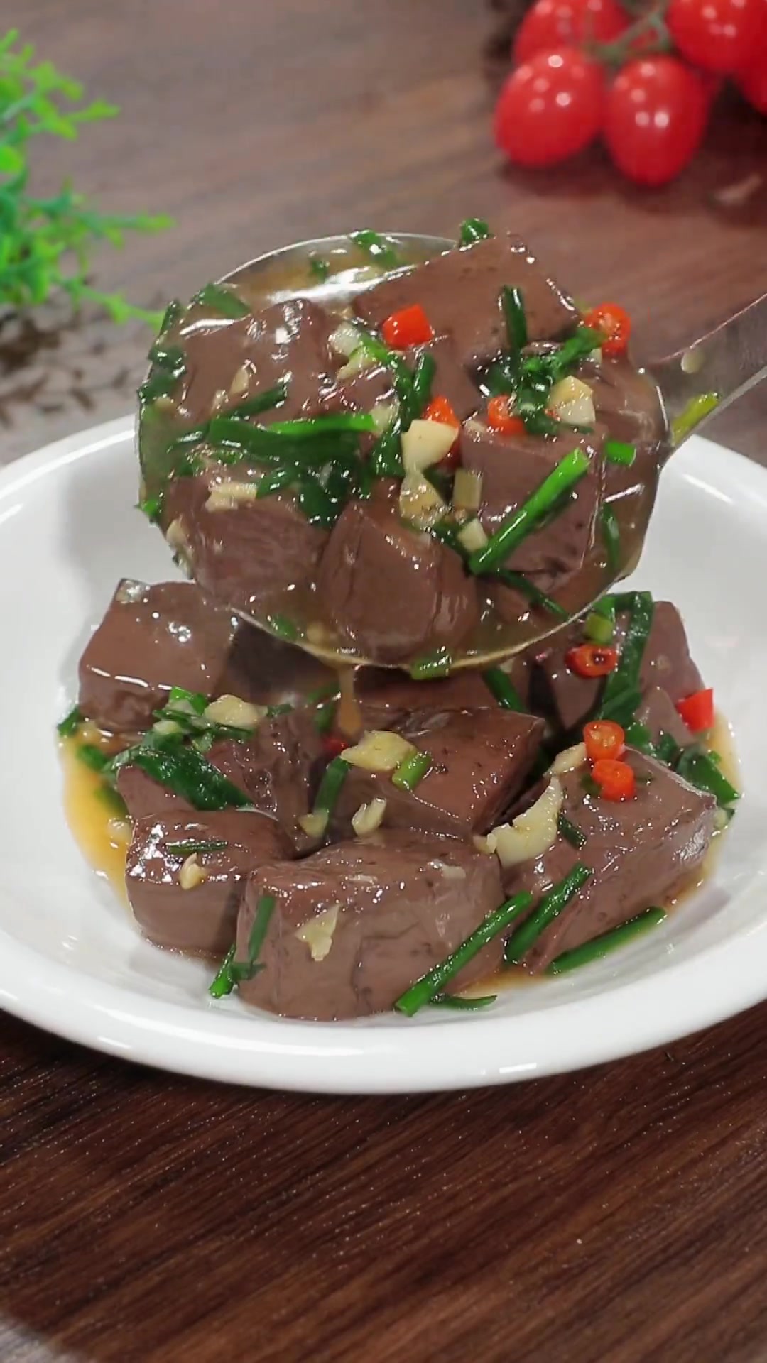 家常小菜韭菜烧鸭血，做法简单香辣下饭！