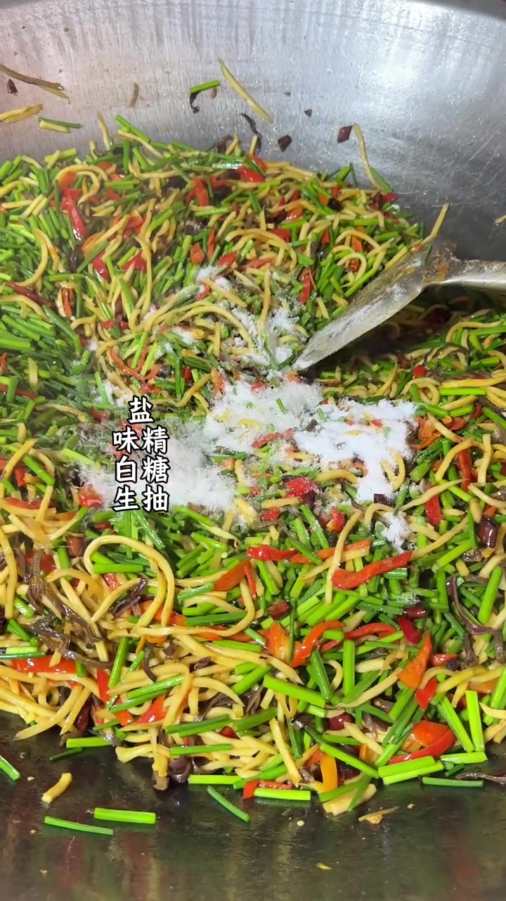 食堂创新下饭菜:木瓜丝韭菜炒鸡蛋,简单好吃又下饭
