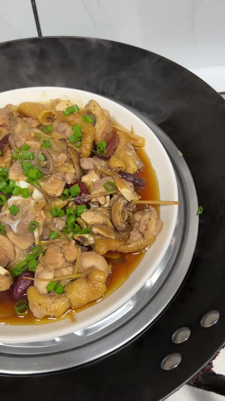 香菇红枣蒸鸡肉,鸡肉嫩滑红枣甜,超好吃
