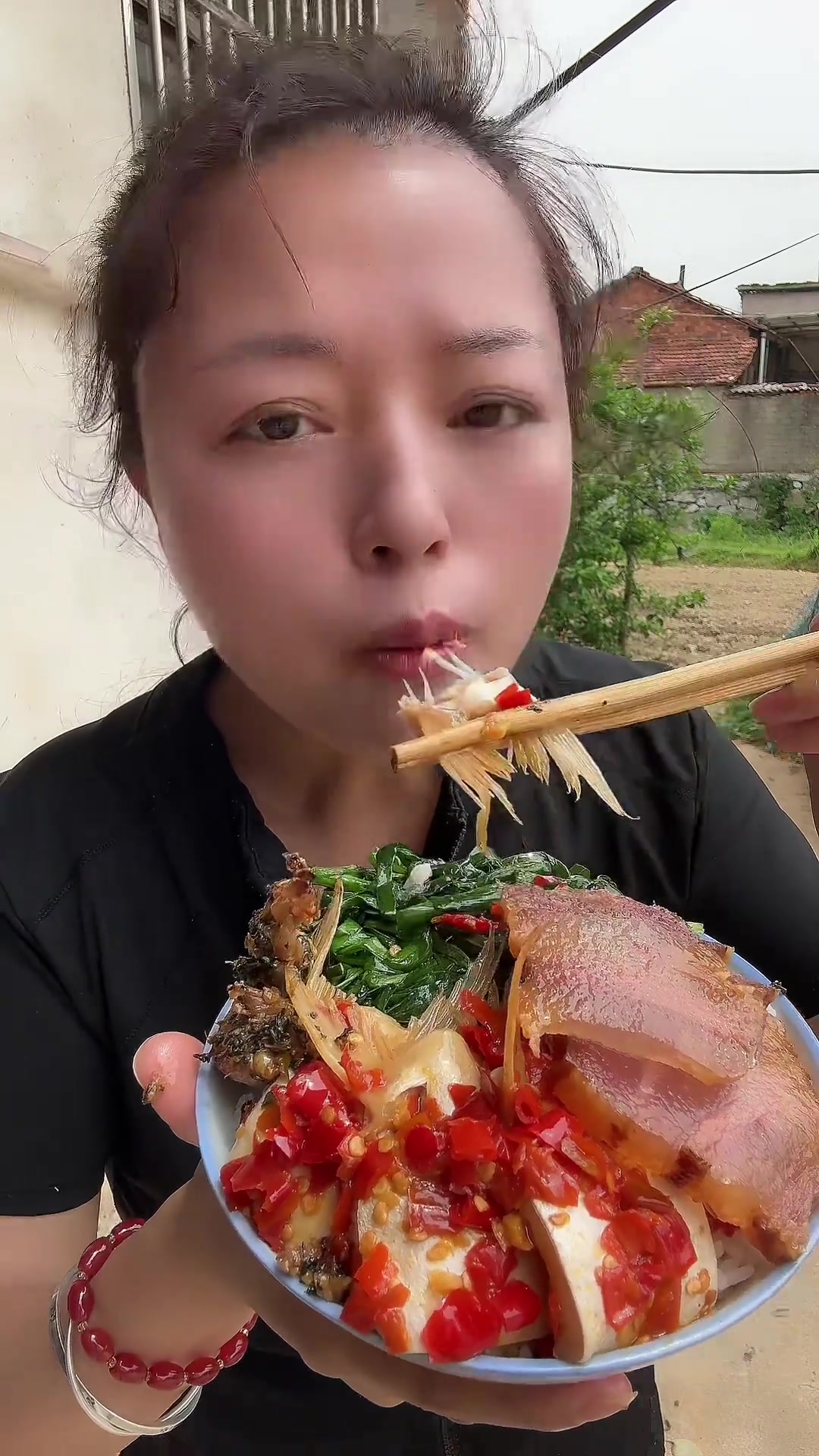 吃饭时鸡总啄我脚这是为啥呢
