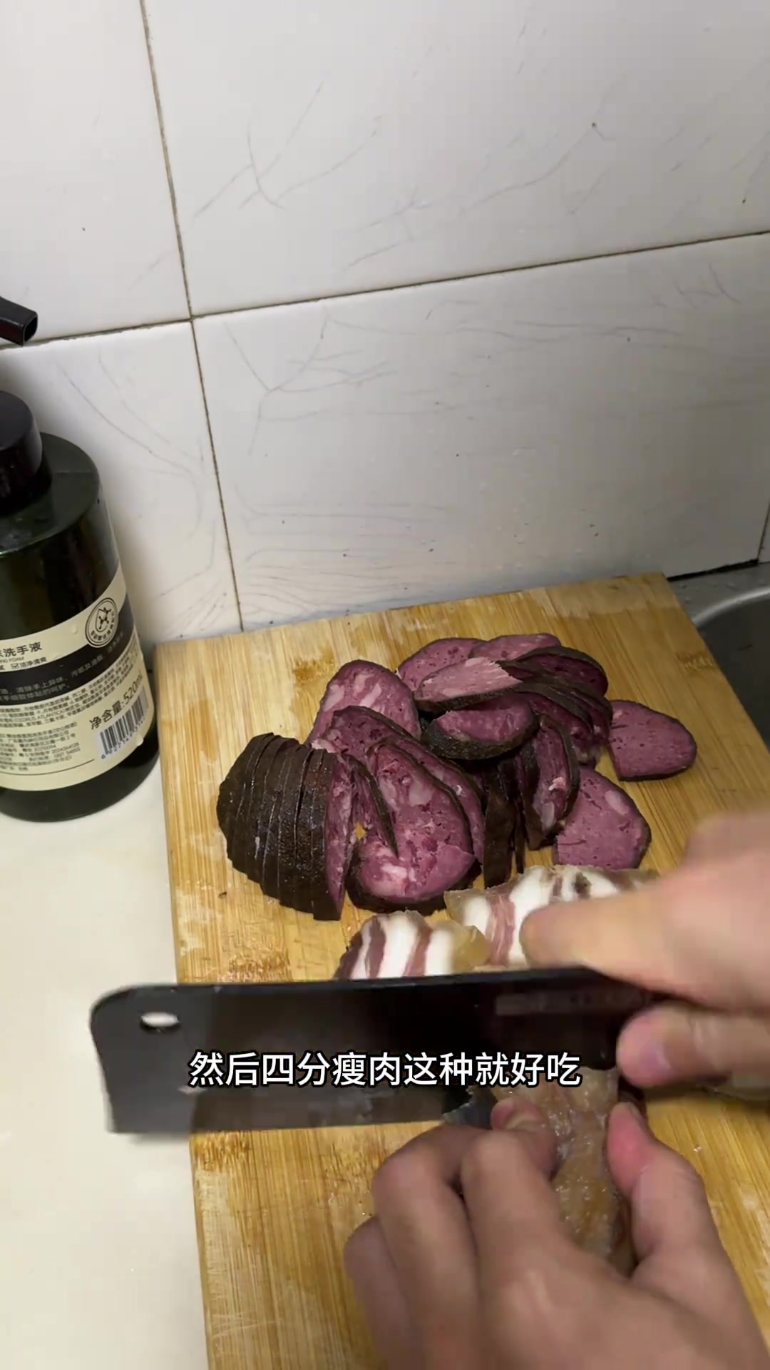 今日烹制湖南邵阳特色菜猪血丸子炒腊肉