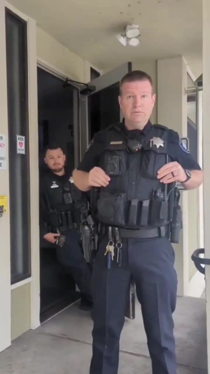 原来美国乞讨也违法,甜甜圈乞讨被队长带走后讨要背包和帐篷……