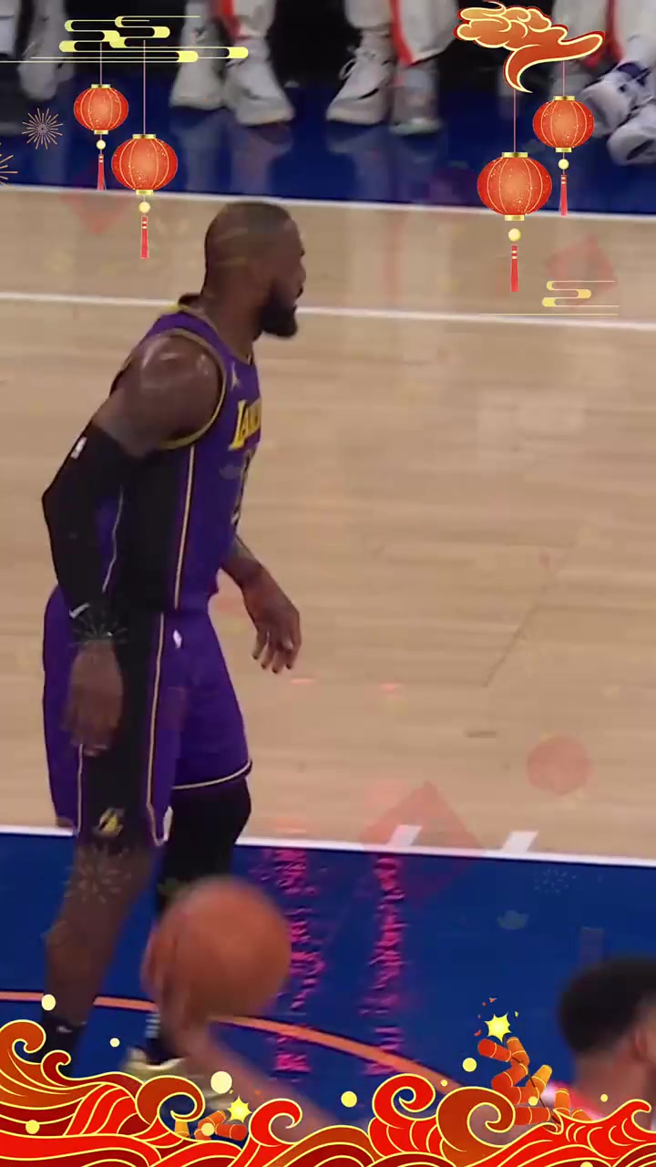 「詹姆斯对阵尼克斯赛场原声」40岁的操心老父亲！老詹球场对布朗尼大喊：“你妈妈在找你！”