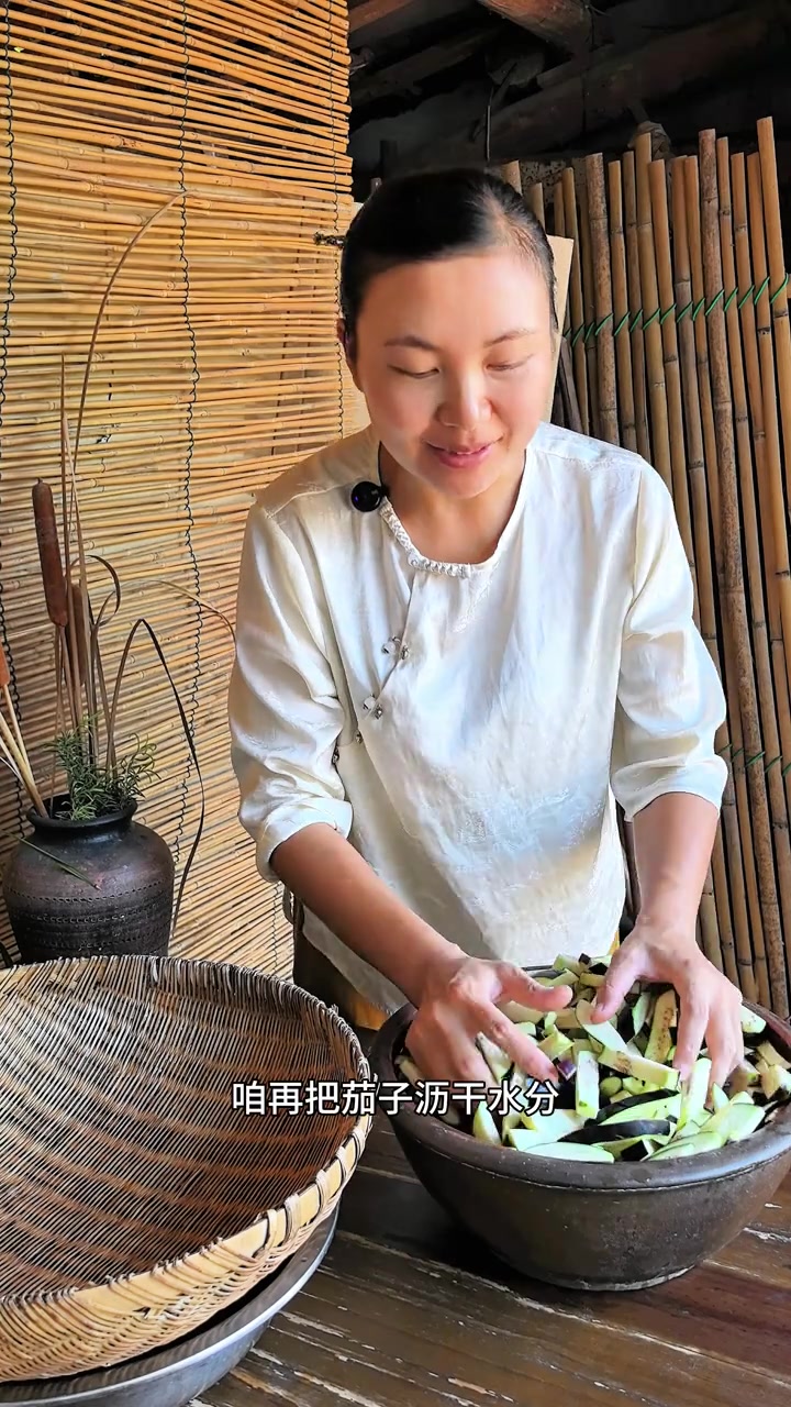 菜地里吃不完的茄子,按我这样保存起来!方法很简单、冬天也可以吃到夏天原汁原味的蔬菜啦!