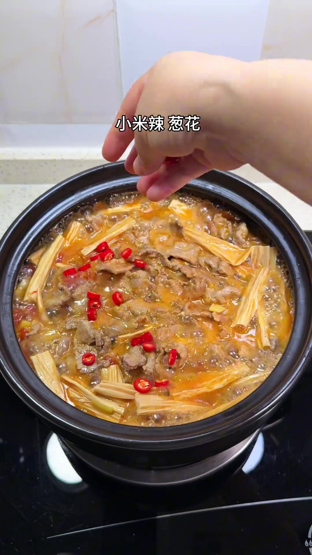 腐竹牛肉煲这样做真的很简单,牛肉滑嫩,腐竹吸满汤汁真的太下饭了
