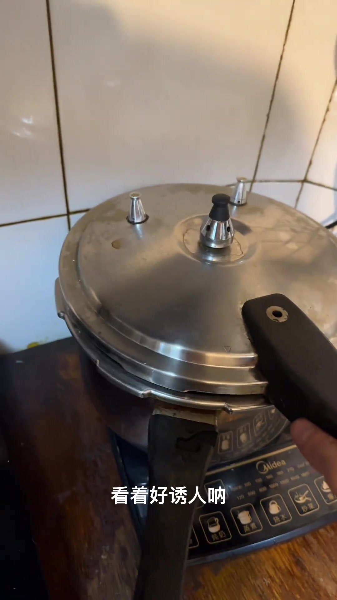 鱼缸清理干净家里美食不断快来瞧一瞧