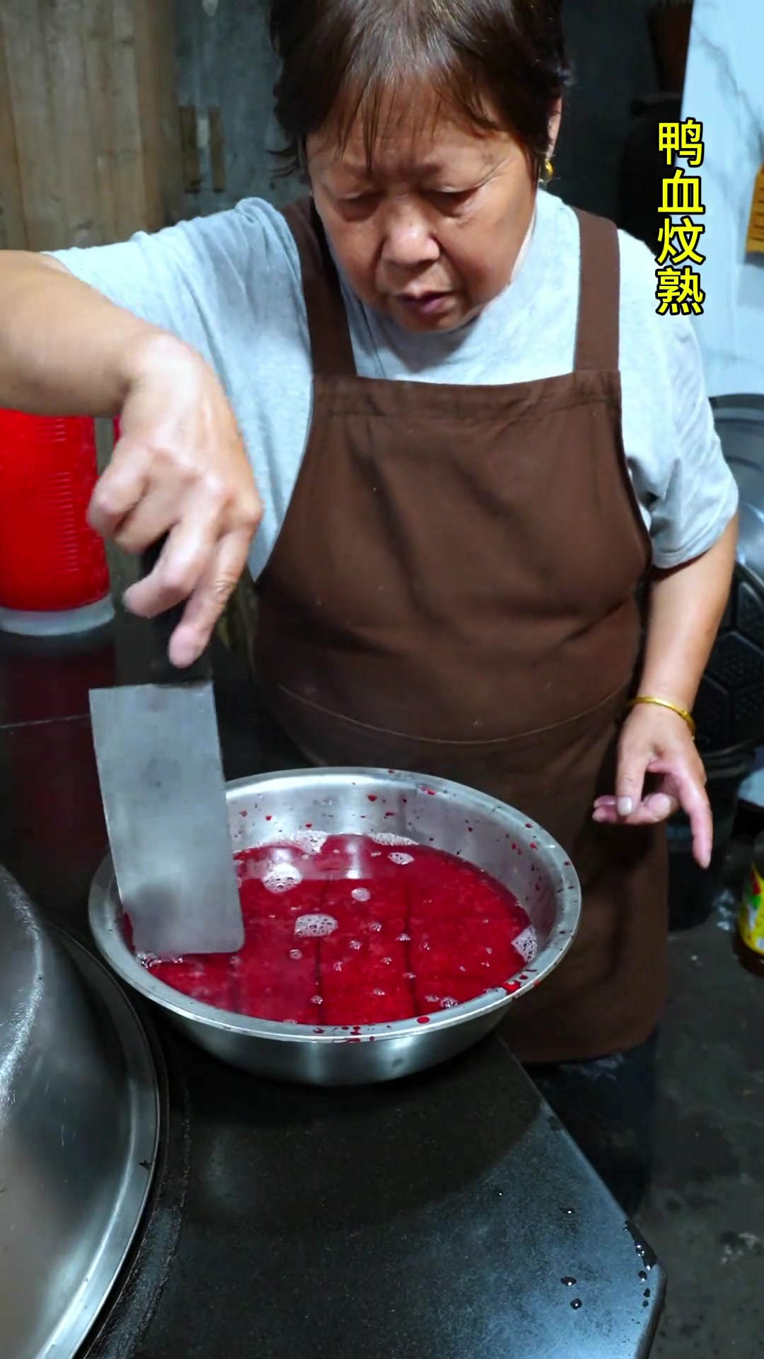 老番鸭不加水,干蒸出来肉美汁鲜,原汁原味,过去我们叫蒸鸭汗