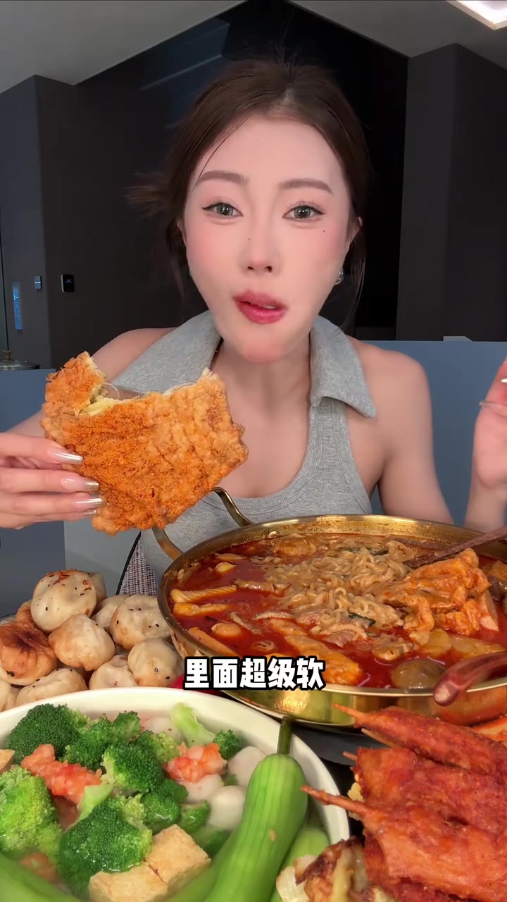 炸鸡排一样的金针菇，配上黏糊麻辣烫+鲜掉眉毛的丝瓜汤，希望没有太馋到你们嘿嘿