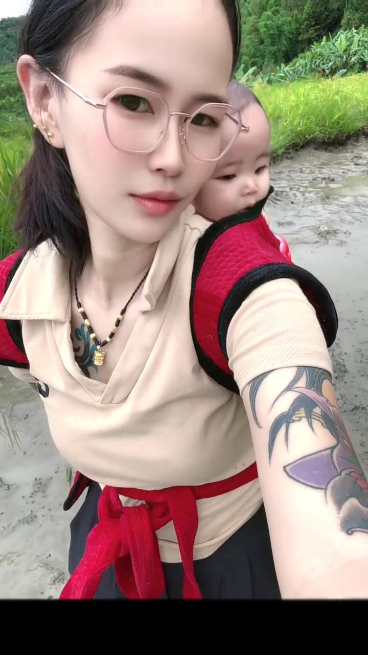 背着小娃娃来捉鱼!