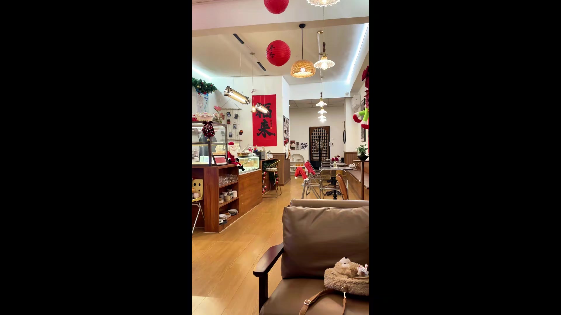 画画探店对漂亮蛋糕毫无抵抗力