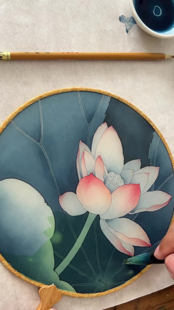 工笔画荷花,整幅的画都是在直播间画的,喜欢想和我一起画的可以看直播回放,需要同款扇子的可以