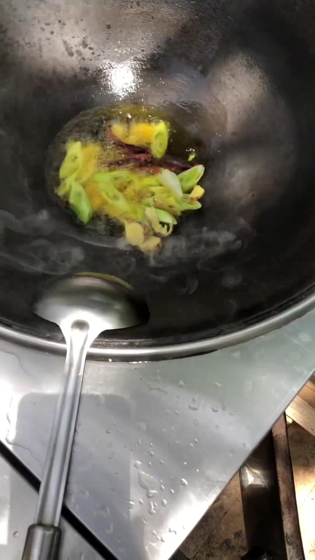 七零后在海南大骨头炖肥肠出锅啦