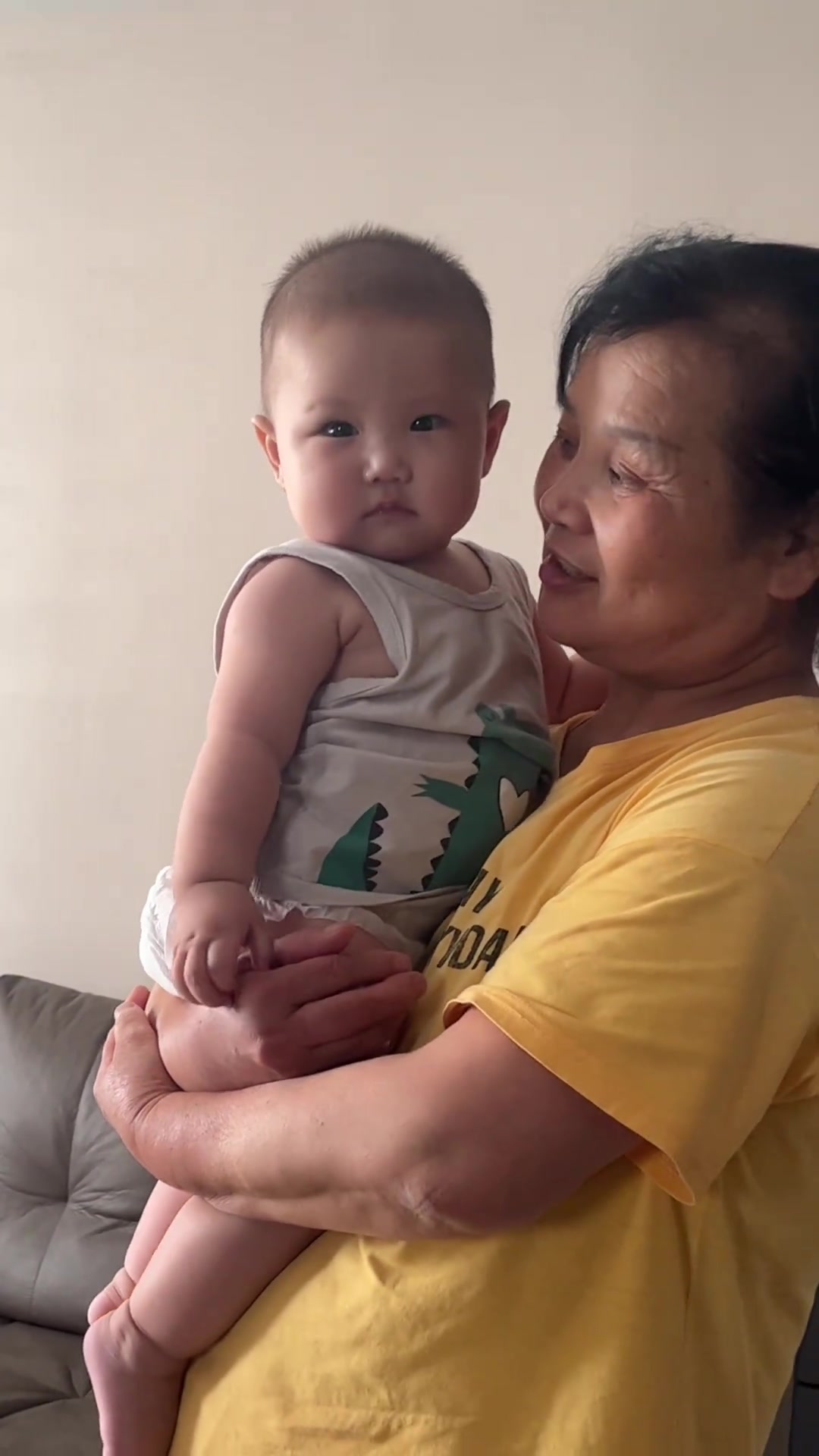 八个月的狗蛋蛋很大,宝宝心里妈妈永远有位