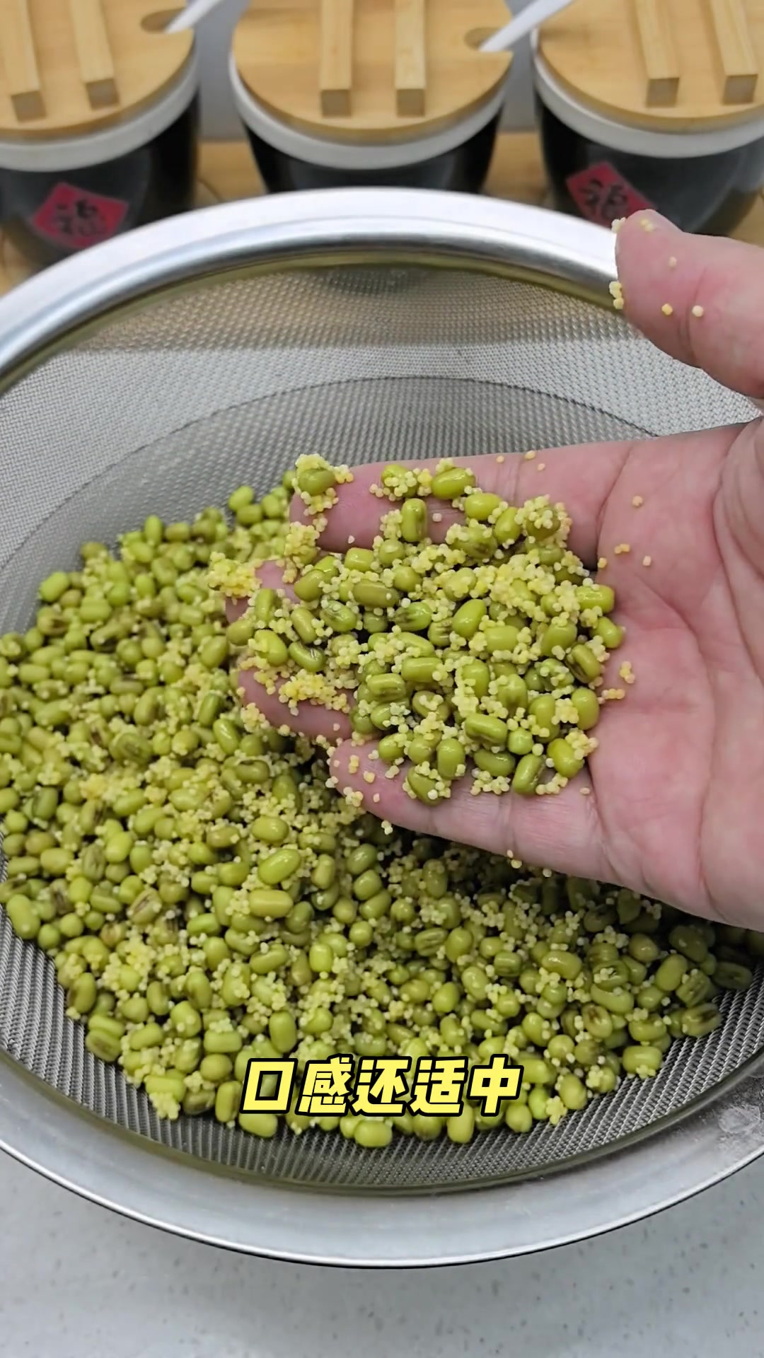 天津特色煎饼果子，面糊与酱料制作过程