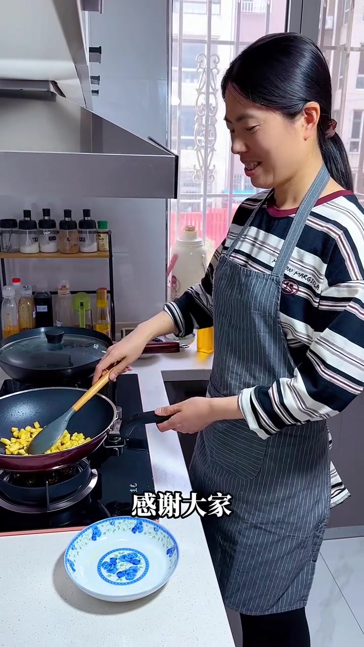 鸡蛋大米饭配西红柿肉末土豆丁，做法超简单！
