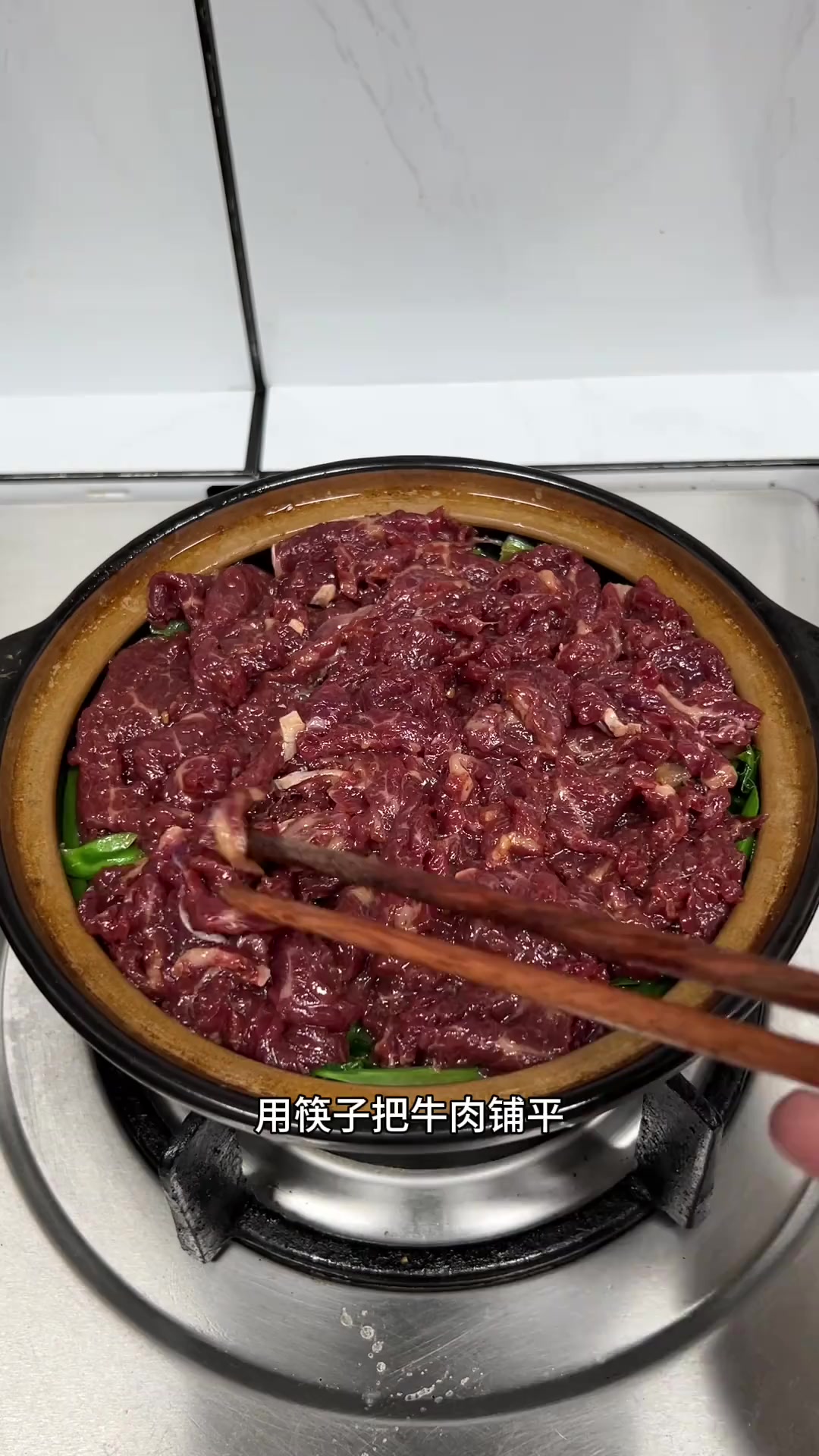 潮汕特色家常菜芥兰牛肉煲，口感酥脆嫩滑超好吃