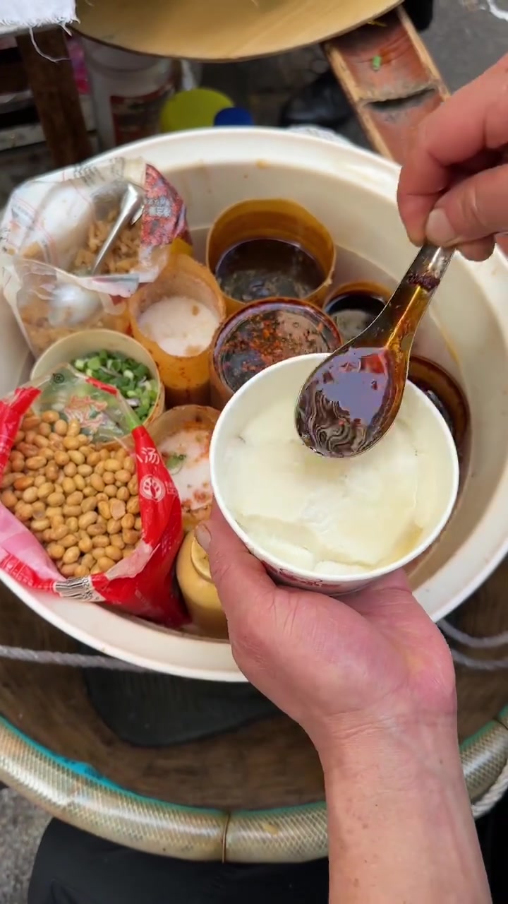 夏天来一口油泼辣子豆腐脑，麻麻辣辣超好吃