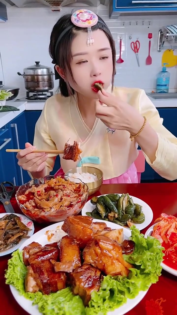 吃饭时红烧肉表情不对咋回事快来瞧