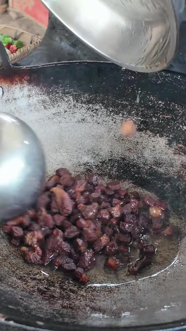 终于迎来了丰收的日子,麦子又熟了一季,我忙着收麦子,做牛肉盖被,阿爸阿妈却忙着秀恩爱呢!