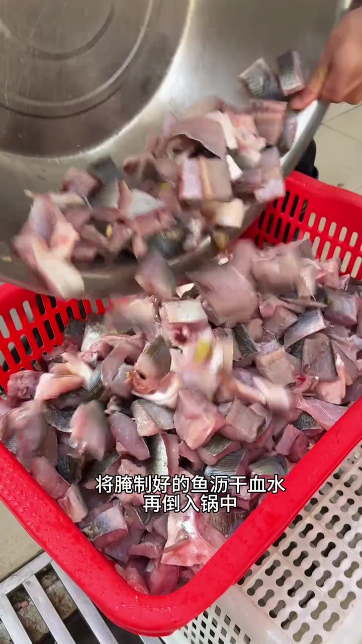 食堂大锅菜：简单酸菜煮鱼块，鲜嫩汁美拌饭香