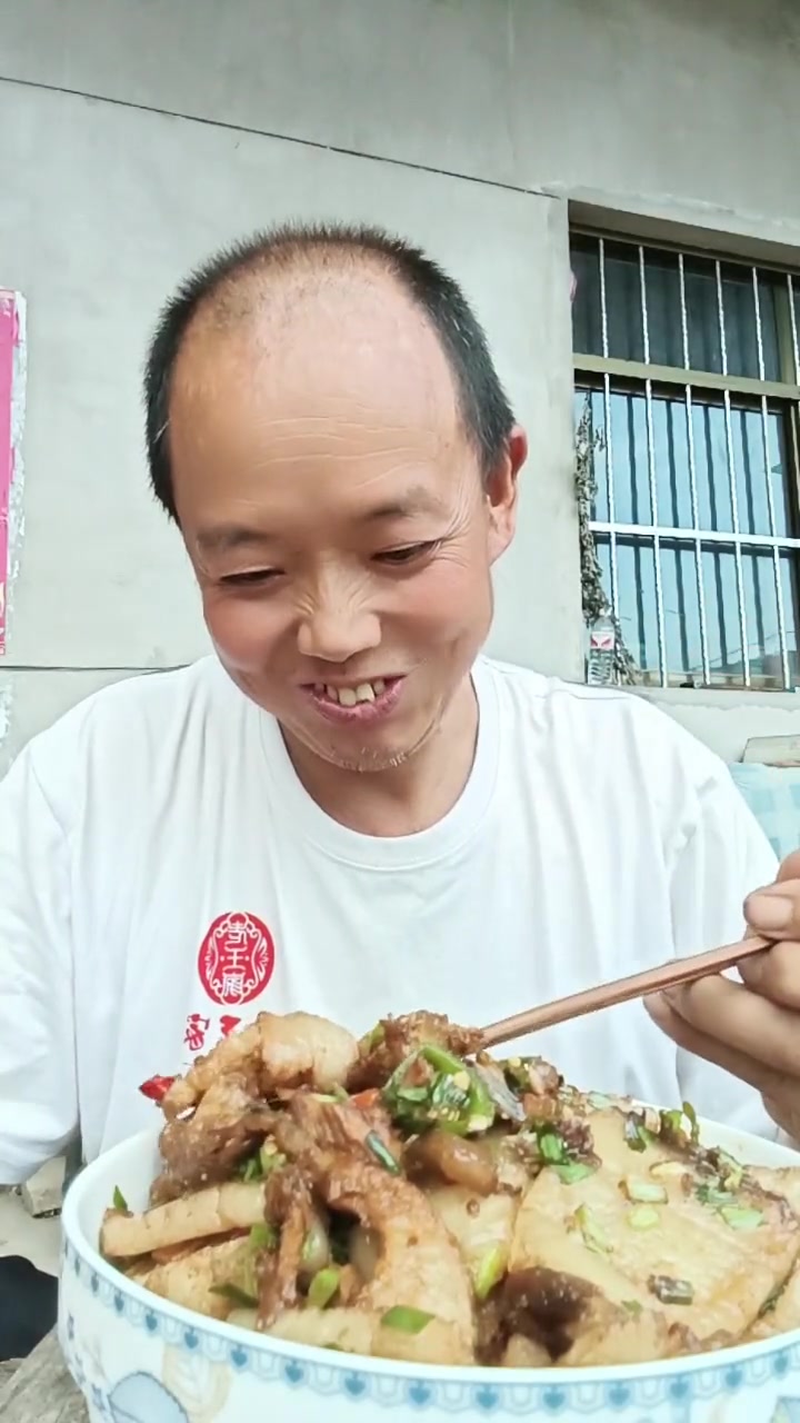 有肉吃有媳妇吃肉喝啤酒超闷