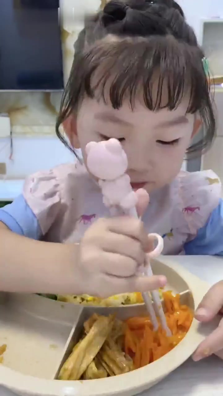 记录宝宝吃饭的第131天，今天有鱼排还有鳕鱼午餐肉真是嘎嘎好吃