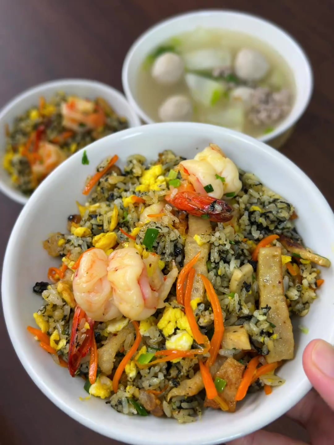 幸福多样，吃紫菜炒饭配猪肉丸冬瓜汤是其一