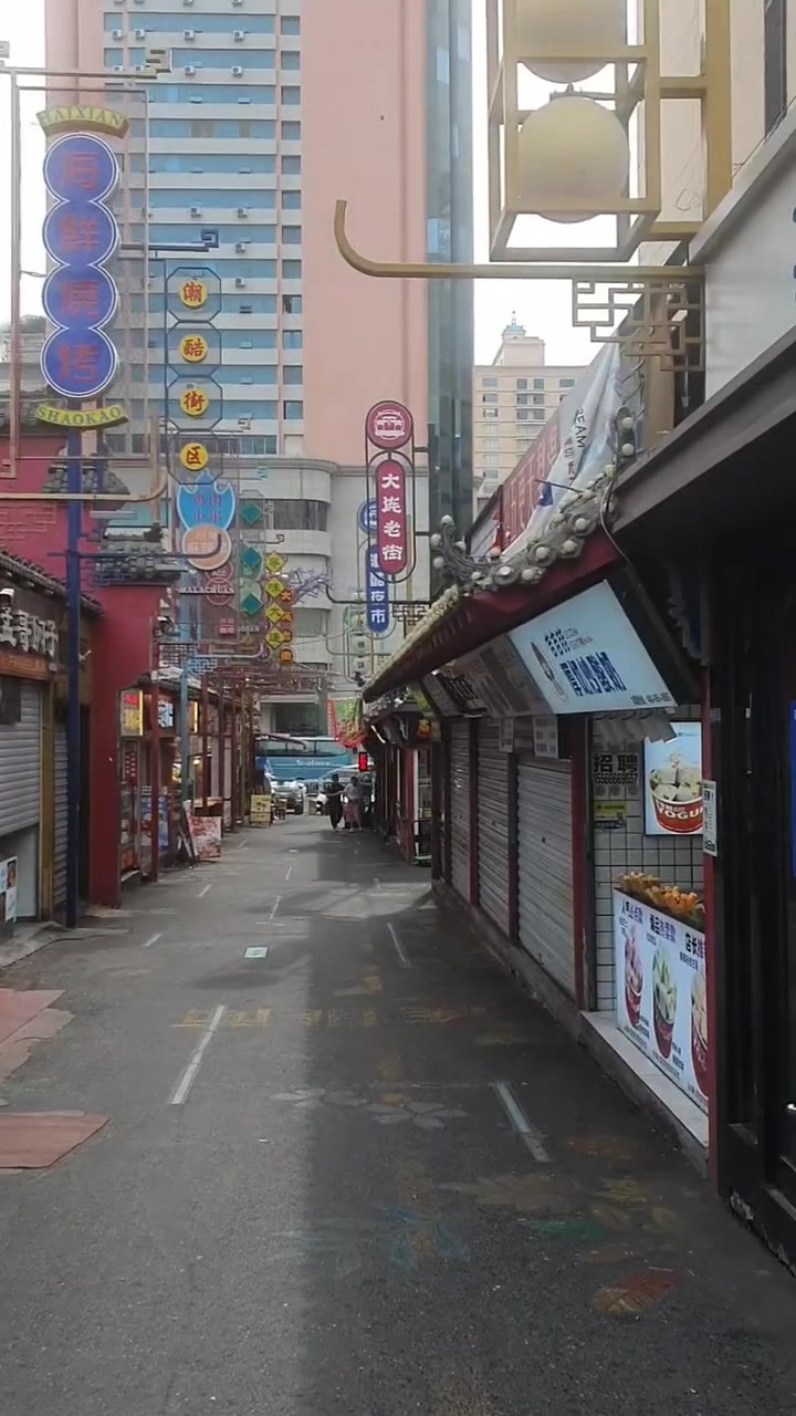 早晨刚开街的大连老街