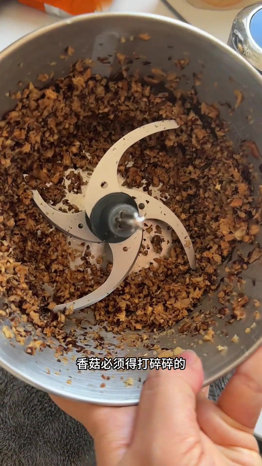家常牛肉酱做法,配香菇或辣椒,香得很!