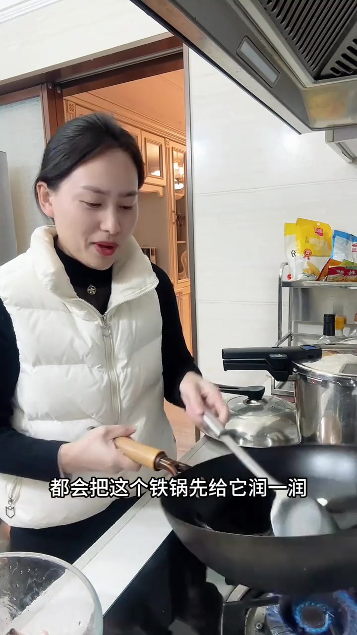 晚上老公点的很喜欢的萝卜丝炖鱼，记录周末一家四口的晚餐，平淡且真实