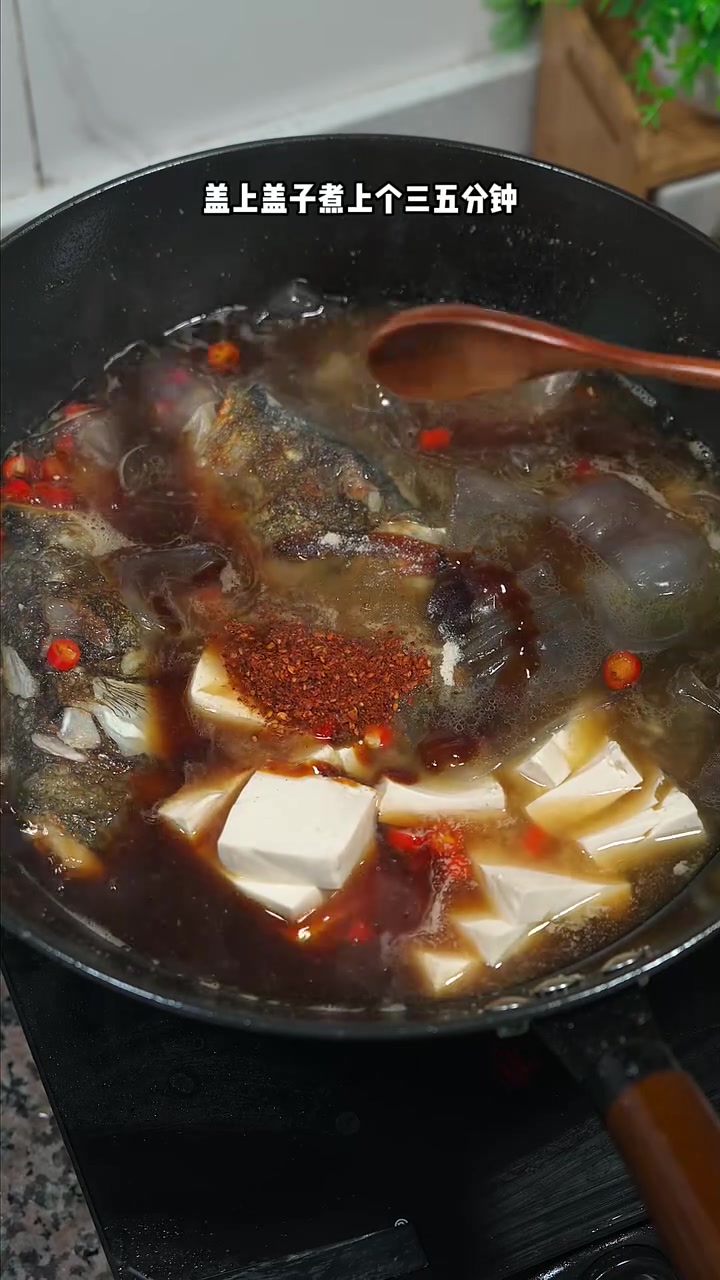 鱼头豆腐炖粉皮,不仅鱼头好吃。粉皮和豆腐炖的也很入味