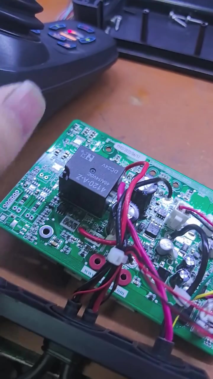 鱼跃款电动轮椅的控制器，电量指示灯一直来回的闪，好像是充电状态，实际是下面的控制盒出故障了