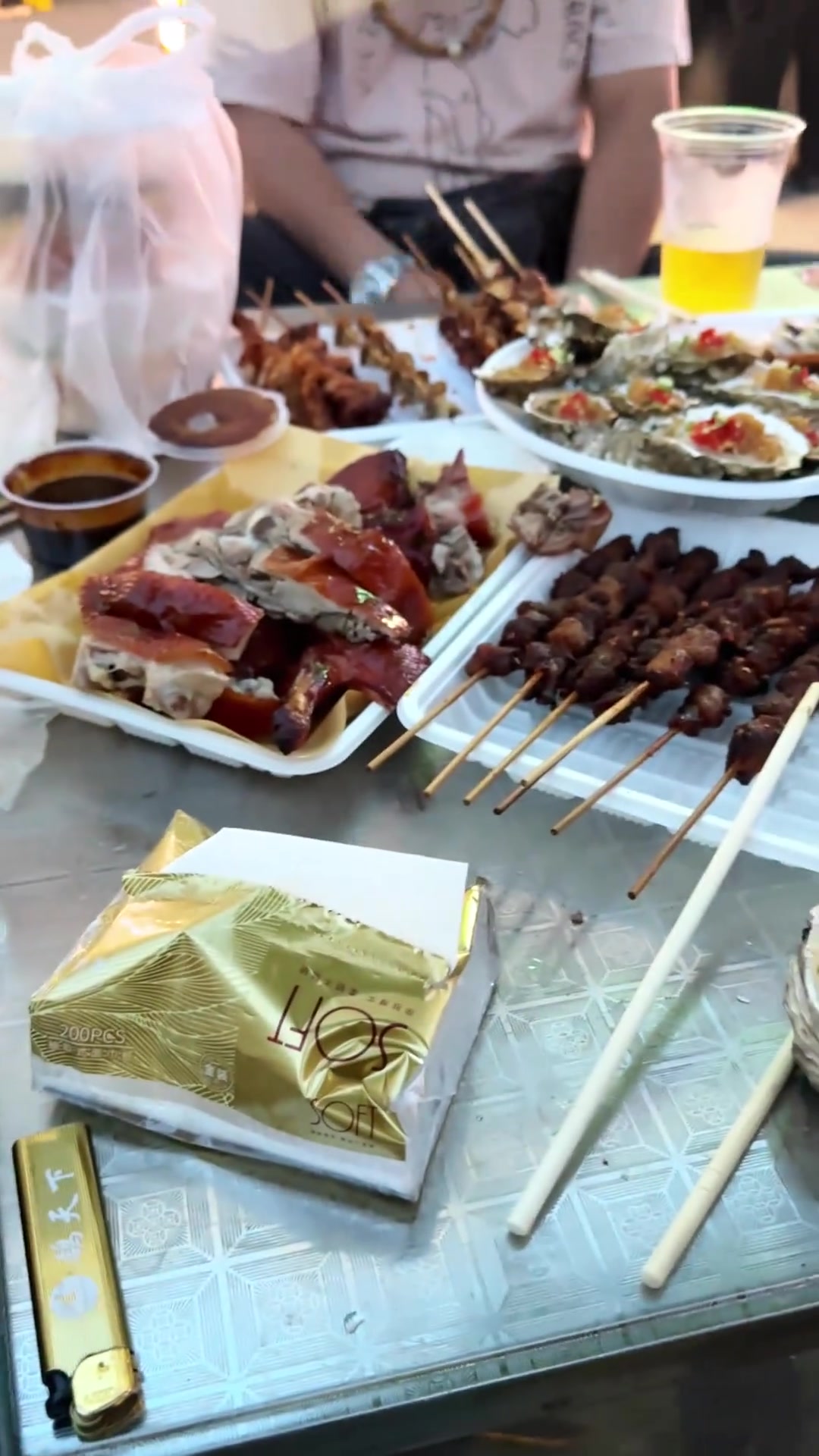 菜市场烧烤超嗨！紫薯包生蚝等美味等你来尝