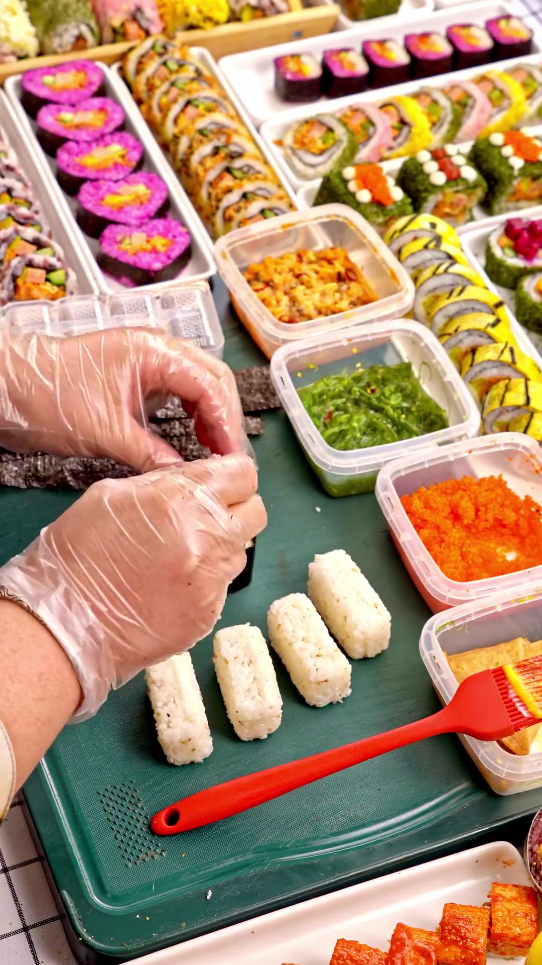 你们要的军舰寿司它来啦，不用去日料店就可以做出美味的军舰寿司